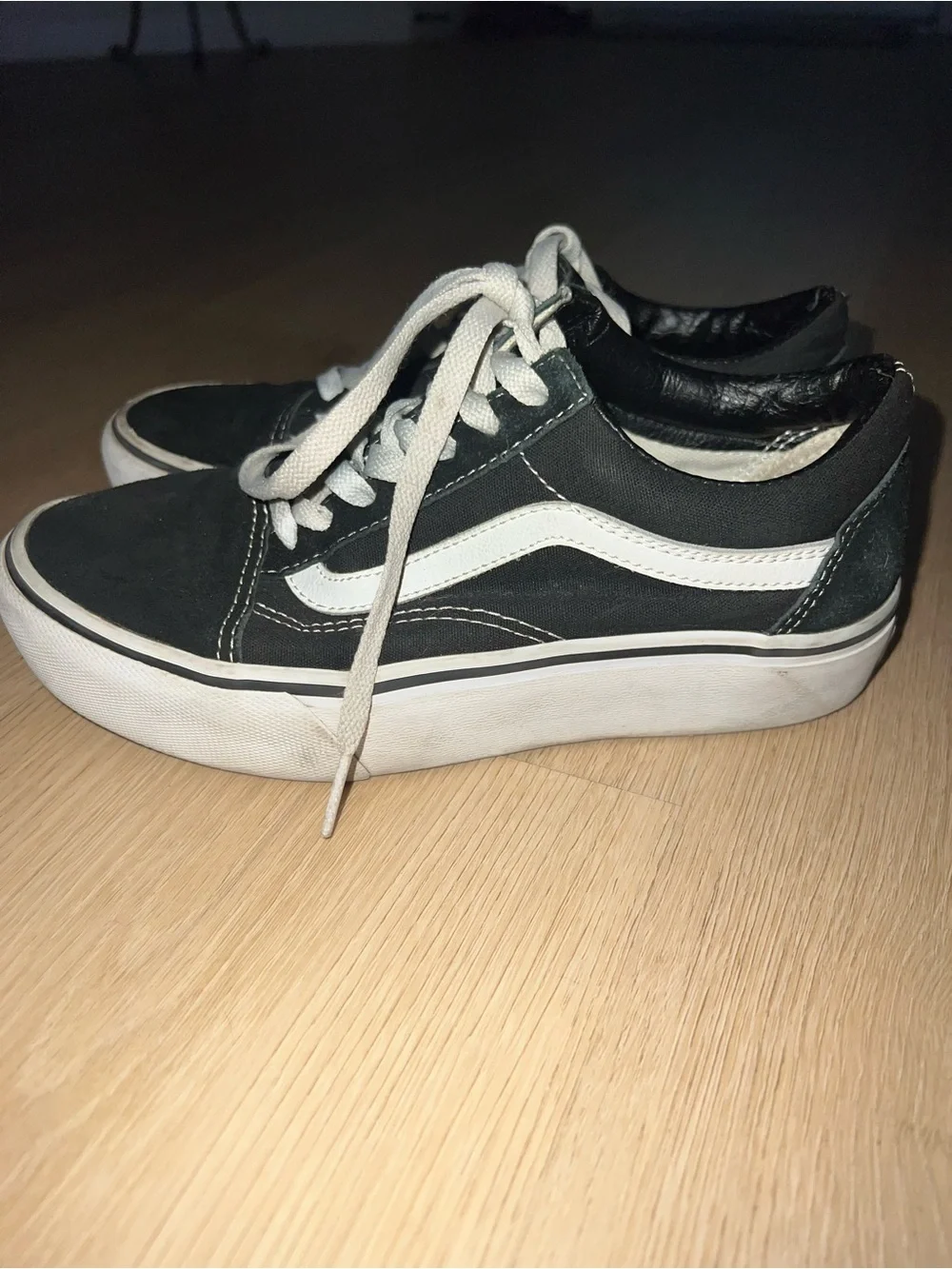 Women’s Vans Black and White Low-Top Skate Sneakers Platform